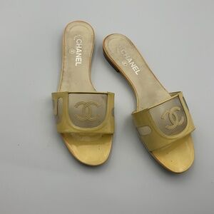 CHANEL LOGO PATENT LEATHER SANDALS